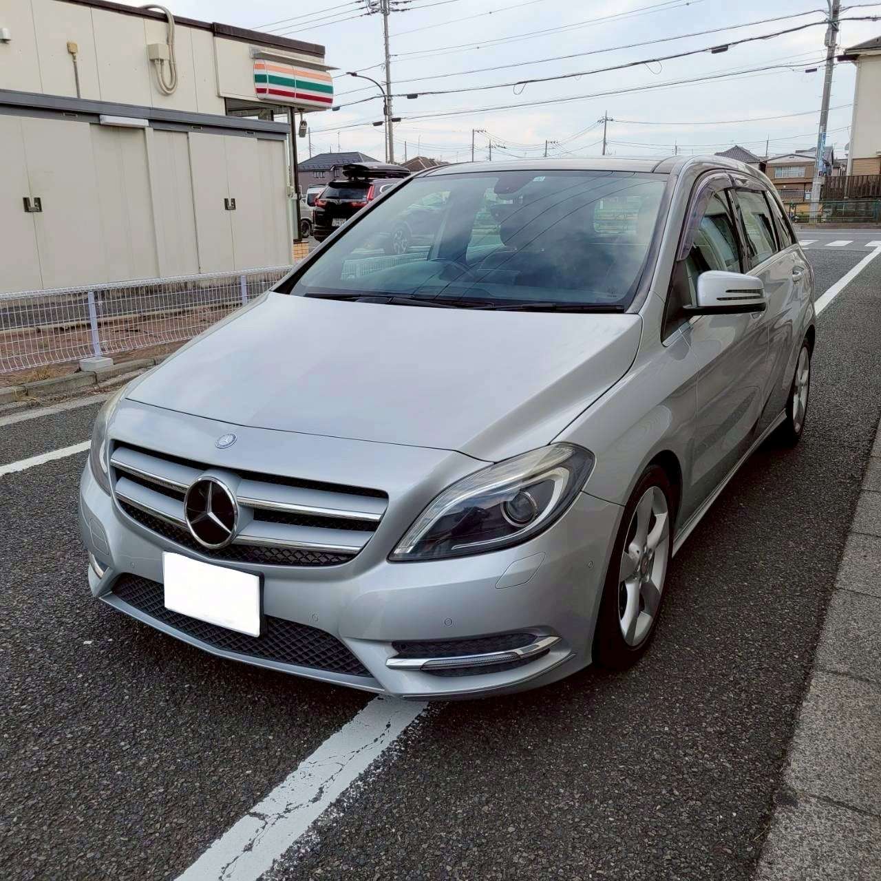 ベンツB180スポーツ パノラマルーフ&黒革スポーツシート